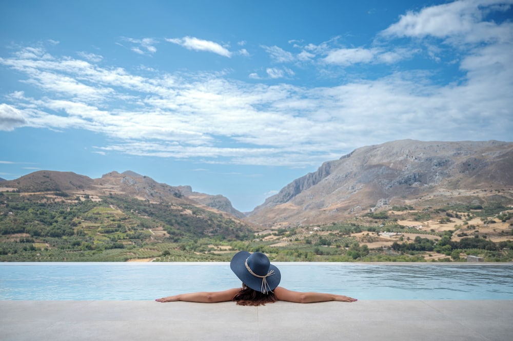 Neromai Cave Luxury Villas — 4-Star Luxury Hotel in Agios Vasileios, Greece