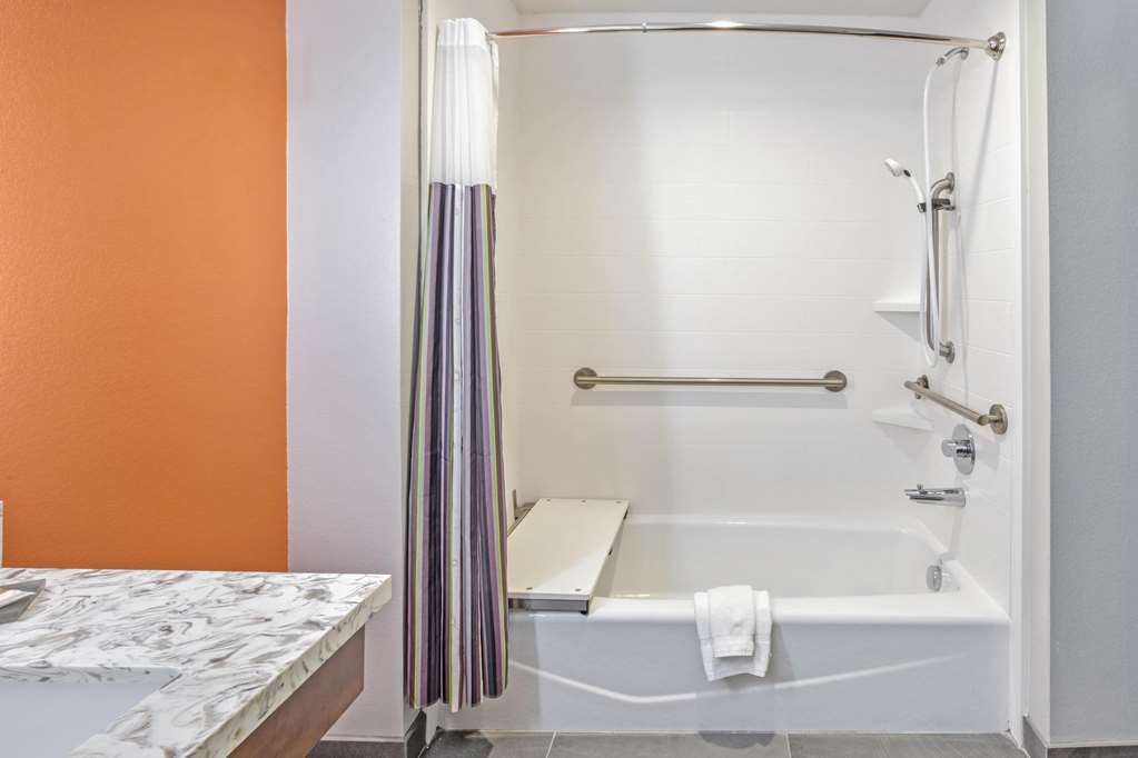La Quinta Inn & Suites by Wyndham Waco Downtown Baylor - photo 9