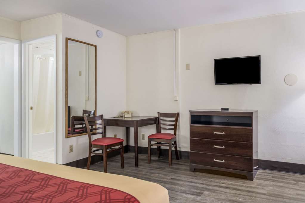 Econo Lodge Cameron - photo 25