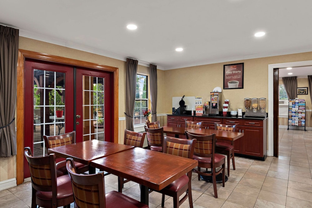 Econo Lodge Princess Anne - photo 28
