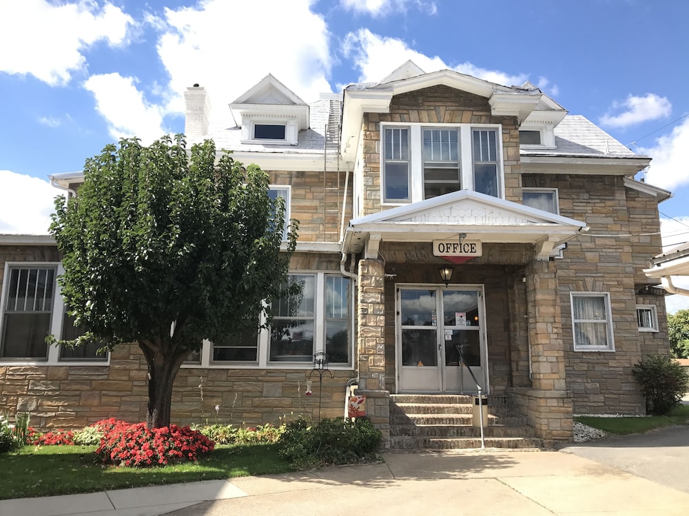 Colonial Hotel Motel — hotel in Buckhannon