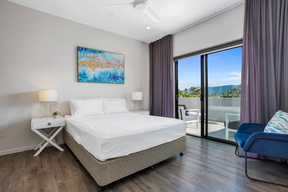 Cairns North 4 Bed with Outdoor Dining & Pool — 4-Star Luxury Hotel in Cairns, Australia
