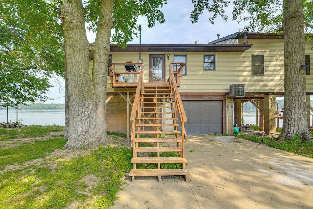 Scenic Views Yard Mississippi River Retreat — Albany