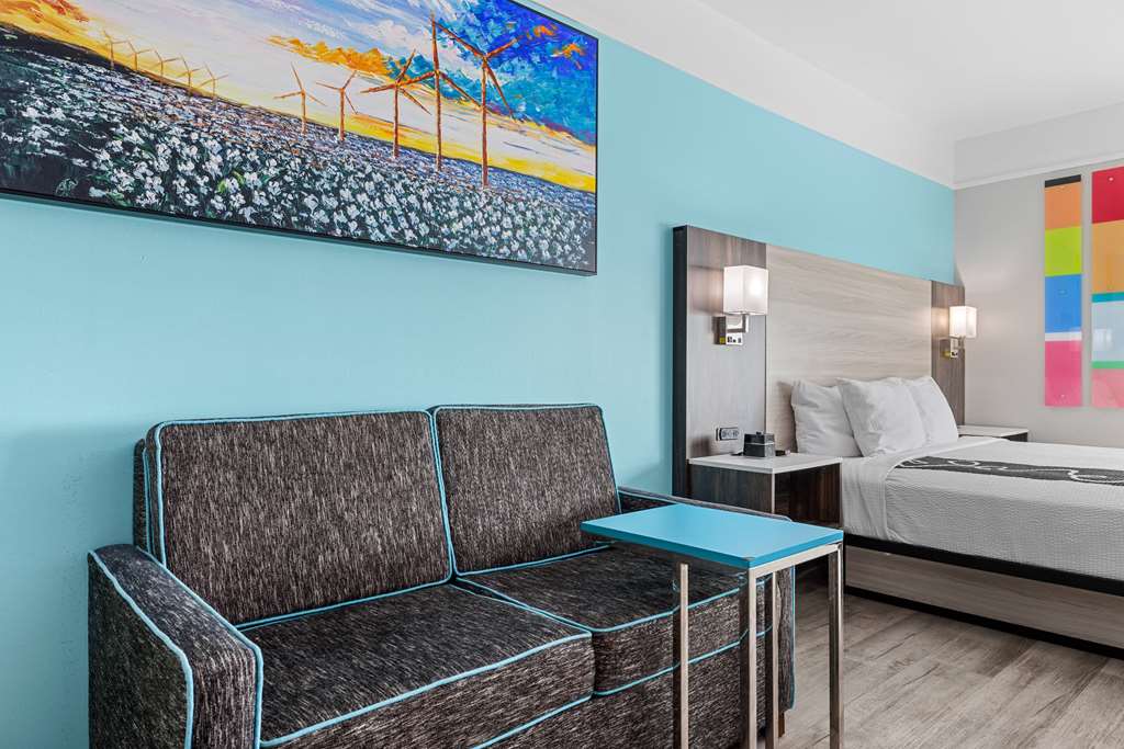 La Quinta Inn & Suites by Wyndham Raymondville - photo 79