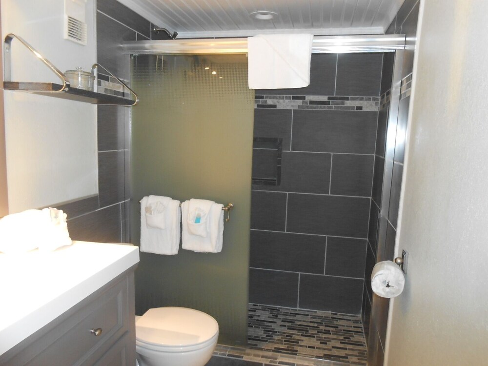 1205 Waters Edge Resort 1 Bedroom Condo by Redawning - photo 14