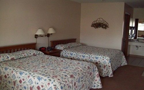The Plaza Motel - photo 2
