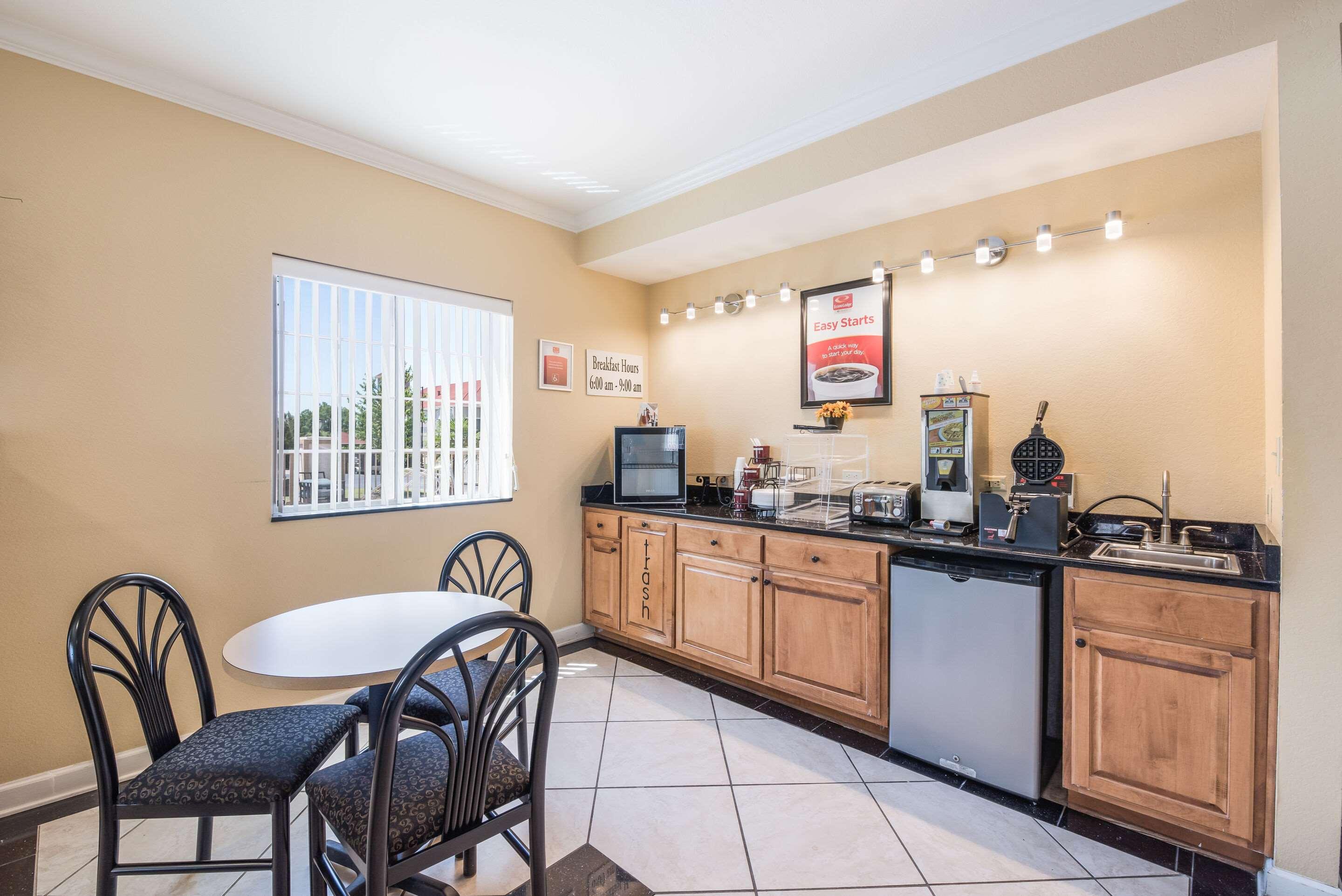 Bryant Inn & Suites - photo 36