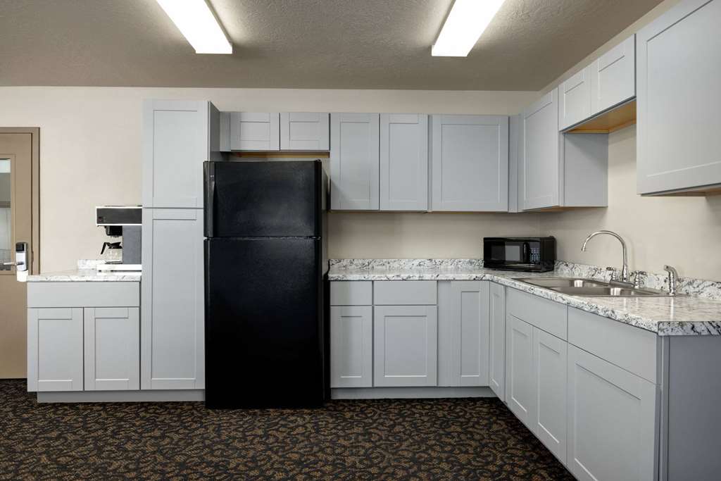 Travelodge by Wyndham Vaughn - photo 6
