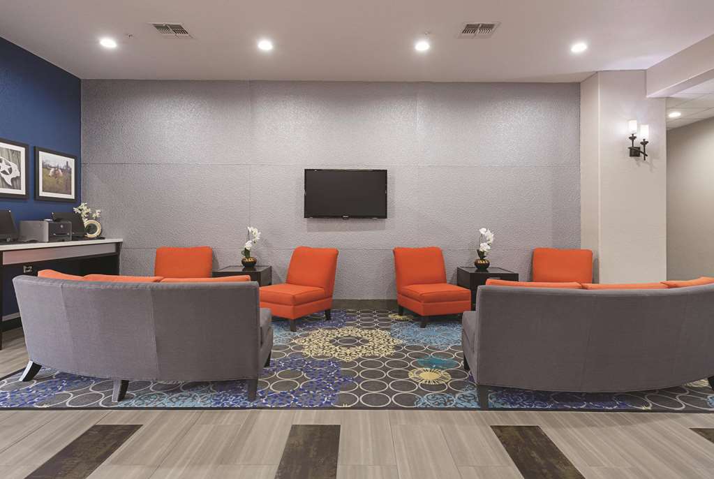 La Quinta Inn & Suites by Wyndham San Antonio Northwest - photo 9