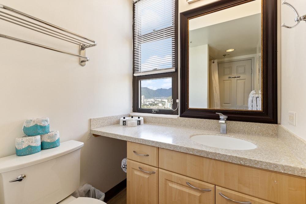 Spectacular Ocean & Diamond Head View 2 Bedroom Condo w Free Parking by Koko Resort Vacation Rentals - photo 10