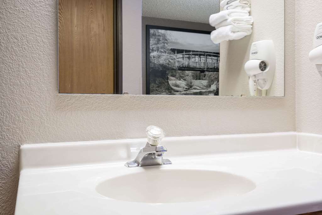 Super 8 by Wyndham Menomonie WI - photo 6