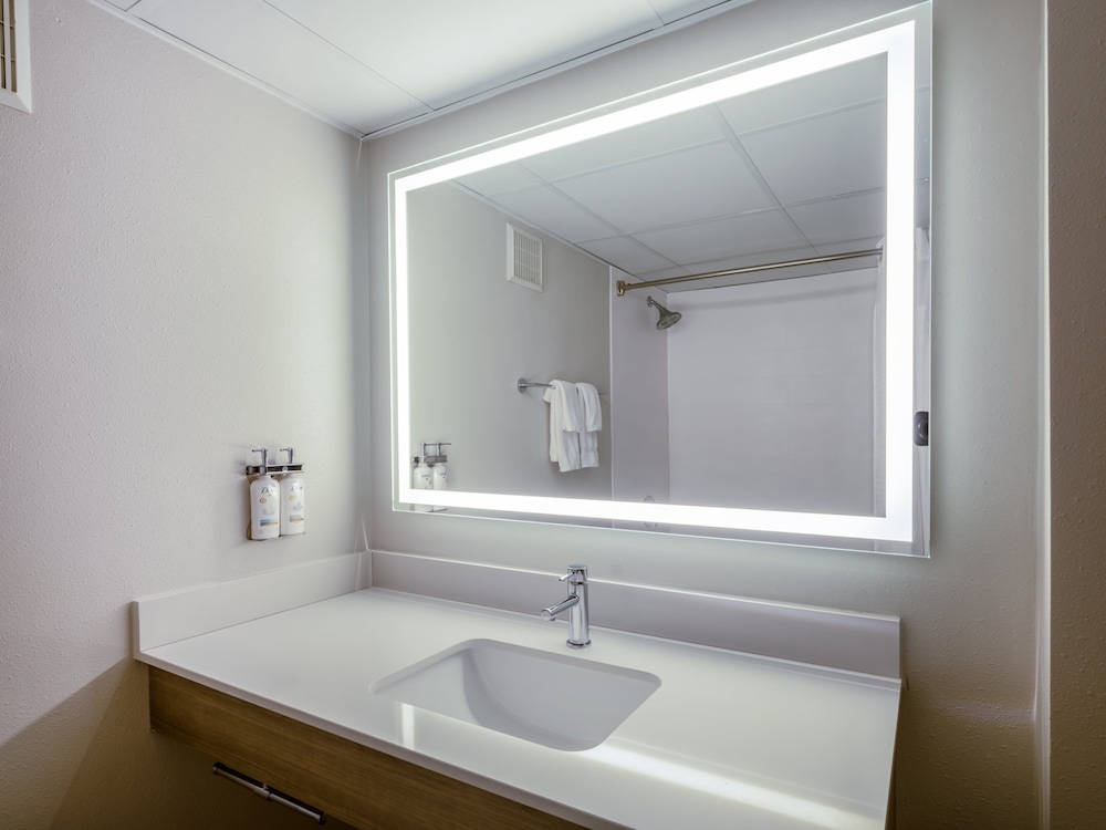 Holiday Inn Express Greensboro I 40 at Wendover an Ihg Hotel - photo 27