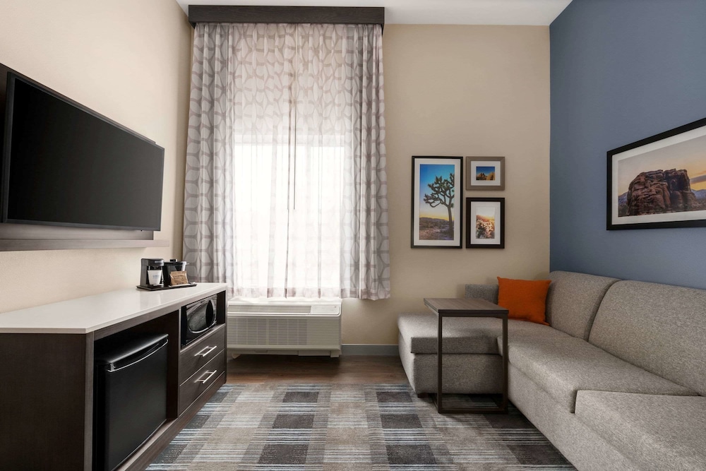 La Quinta Inn & Suites by Wyndham San Bernardino - photo 17