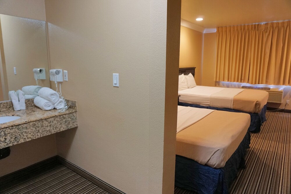 Hollywood Inn Express South - photo 23
