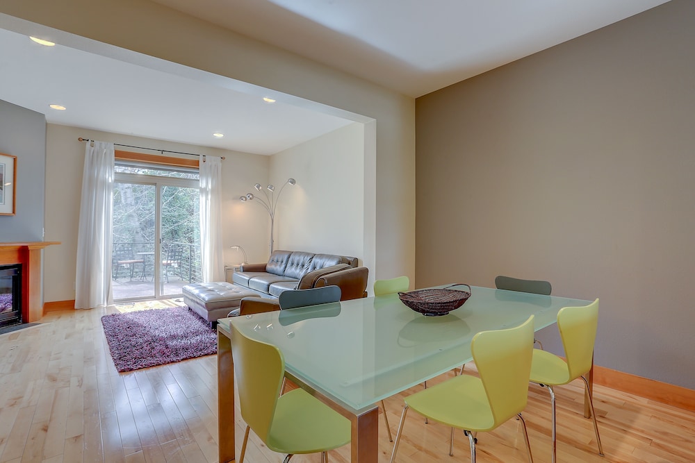 Spacious B2 Townhome with Fireplace and BBQ on the Deck by RedAwning - photo 20