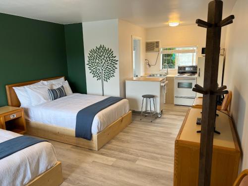 Kit Wat Marina Motel Restaurant — hotel near Wiarton Airport