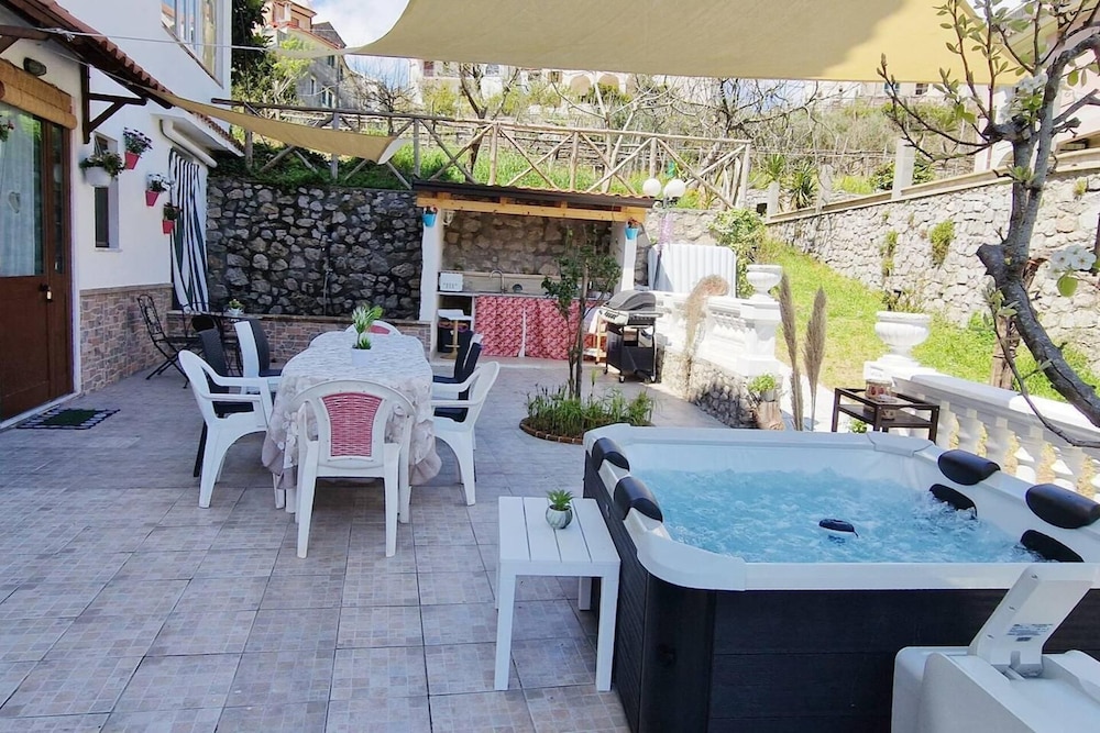 Amalfi Coast Countryside With Jacuzzi and Garden — hotel in Tramonti