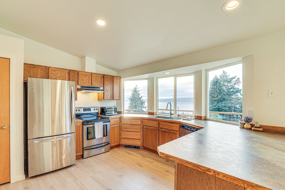 Port Townsend Escape w Deck Bay & Mountain Views in Port Townsend, United States