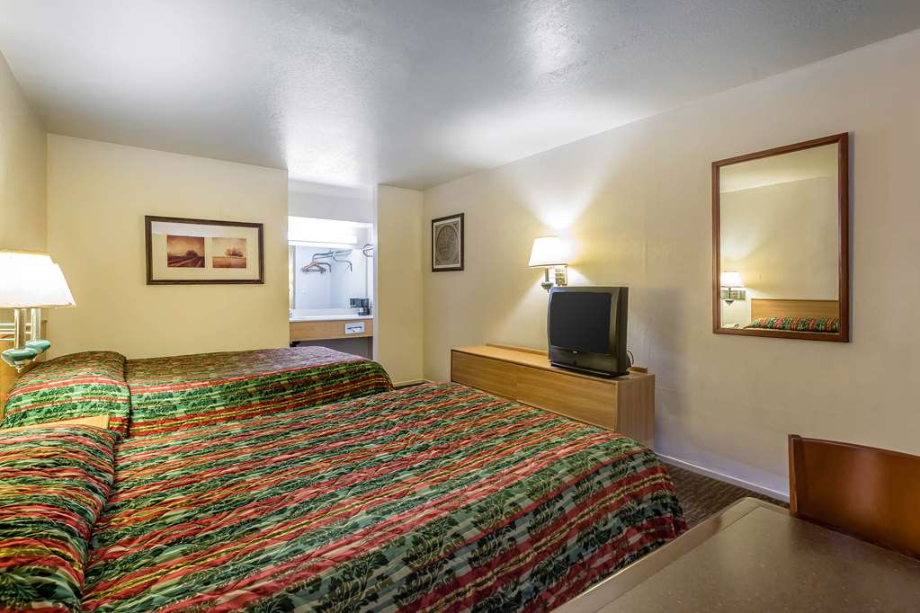 Rodeway Inn Magic Mountain Area - photo 11