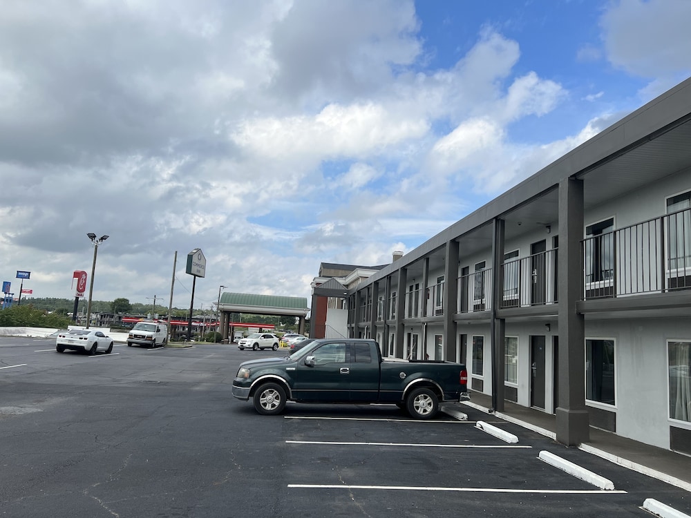 Econo Lodge Commerce - photo 49