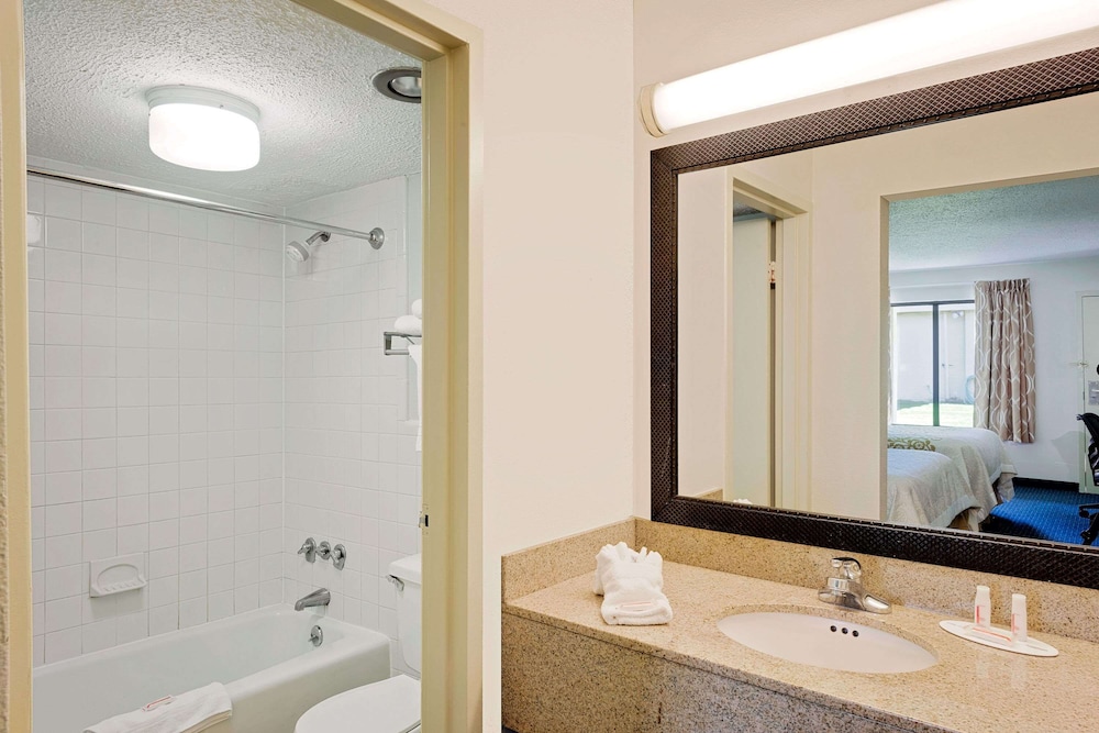 Days Inn by Wyndham Easton - photo 11