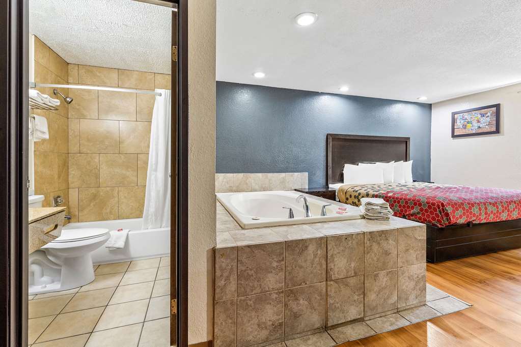 Econo Lodge Akron Copley Northwest - photo 30