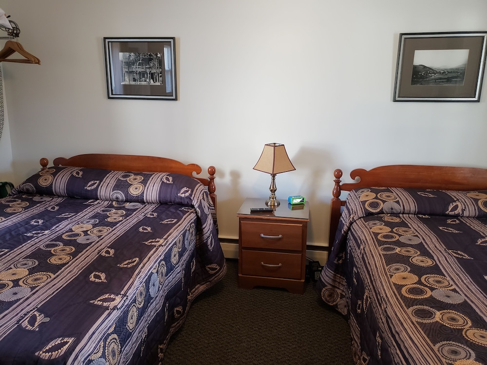 The Colonial Motel - photo 10
