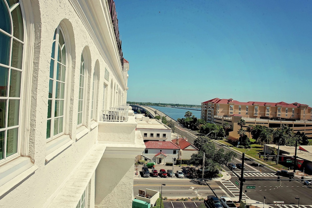 Hampton Inn & Suites Bradenton Downtown Historic District - photo 32