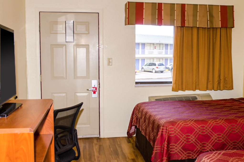 Econo Lodge Albuquerque East - photo 11