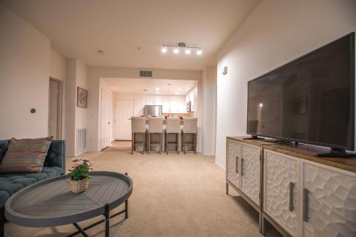 Irvine Spectrum 2 Bedrooms 2 Bathrooms Apartment pool gym — 4-Star Luxury Hotel in Irvine, United States