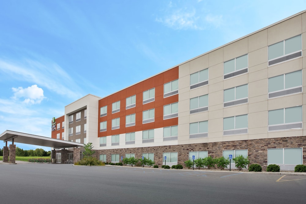 Holiday Inn Express & Suites Parkersburg East by IHG — hotel in Parkersburg