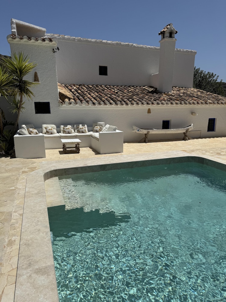 Cactus Almonds Beautiful Holiday Hideaway — Lubrin
