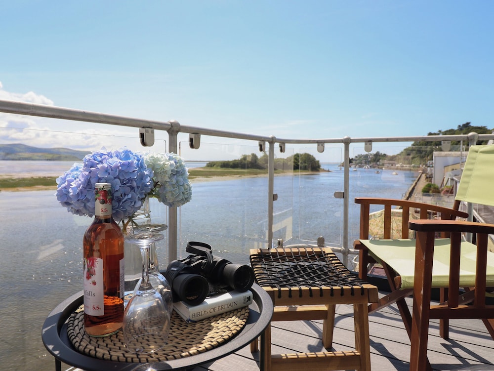 Estuary Escape — 4-Star Luxury Hotel in Porthmadog, United Kingdom