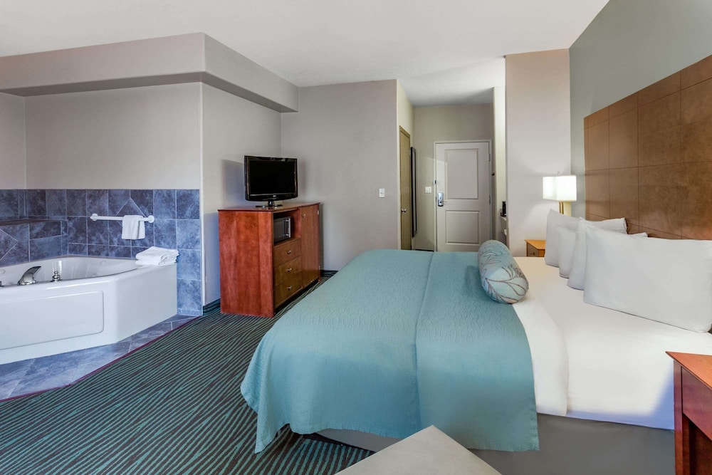 AmericInn by Wyndham Des Moines Airport - photo 24