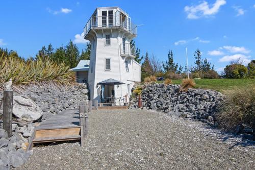 The Lighthouse Ligar Bay Holiday Home — 4-Star Luxury Hotel in Takaka, New Zealand