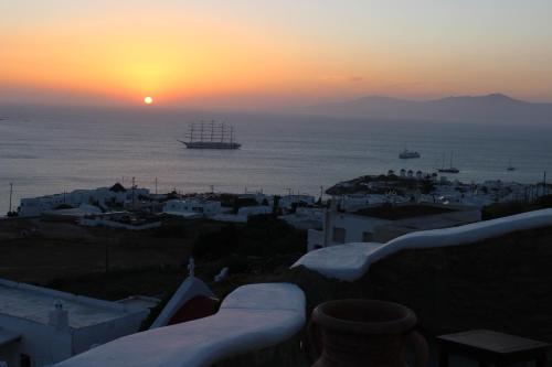 Chill Out Studio in Ornos, Greece