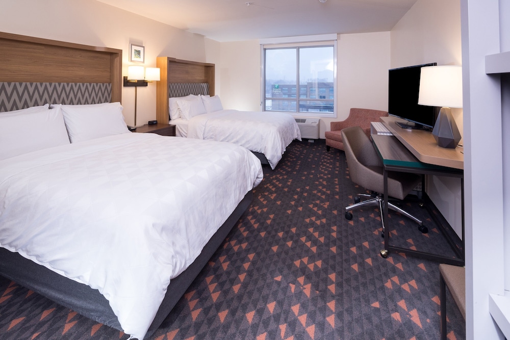 Holiday Inn & Suites Detroit Troy by IHG - photo 7
