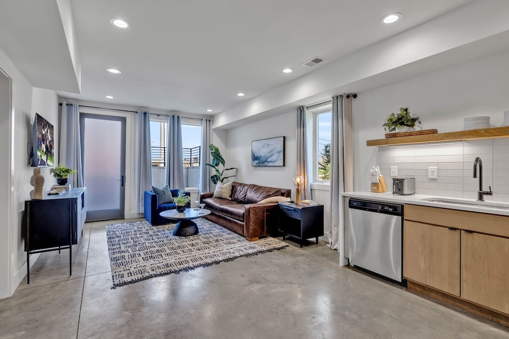 Euphony Designer Furnishings 5 mins to Broadway in Nashville, United States