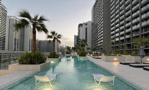 Canal View Serenity: Modern Studio in Sterling — 4-Star Luxury Hotel in Dubai, United Arab Emirates