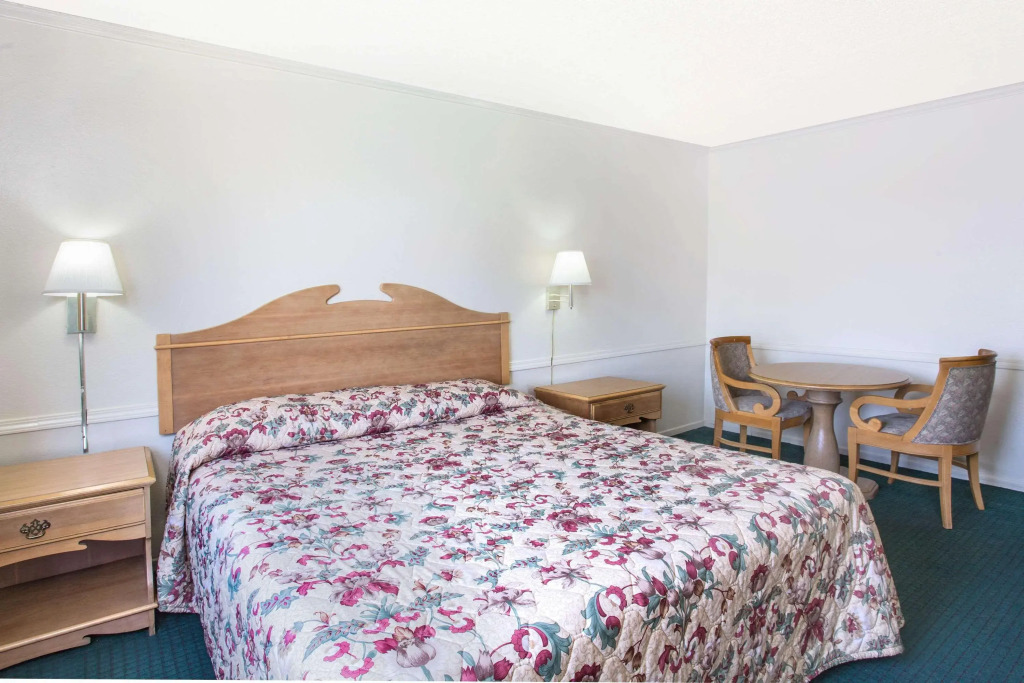 Knights Inn Pico Rivera - photo 17