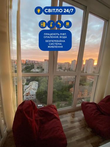 СВІТЛО НЕ ВИМИКАЮТЬ Large 2 room apartment with a beautiful view 2 min metro Chernigivska — 4-Star Luxury Hotel in Kyiv, Ukraine