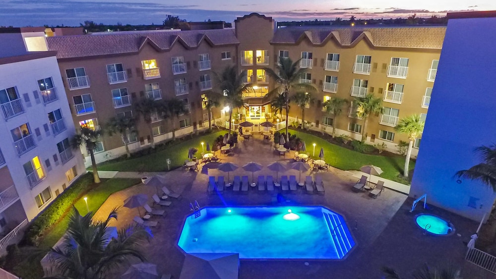 Holiday Inn Express Hotel Naples Downtown 5th Avenue - photo 13