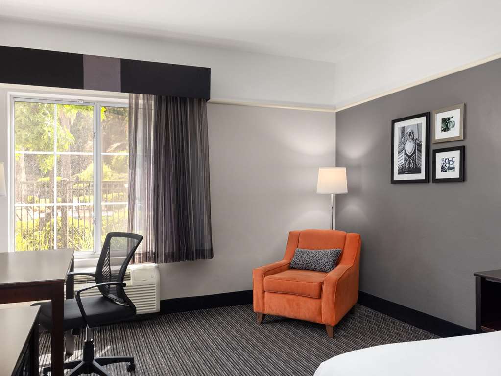 La Quinta Inn & Suites by Wyndham Santa Clarita Valencia - photo 21