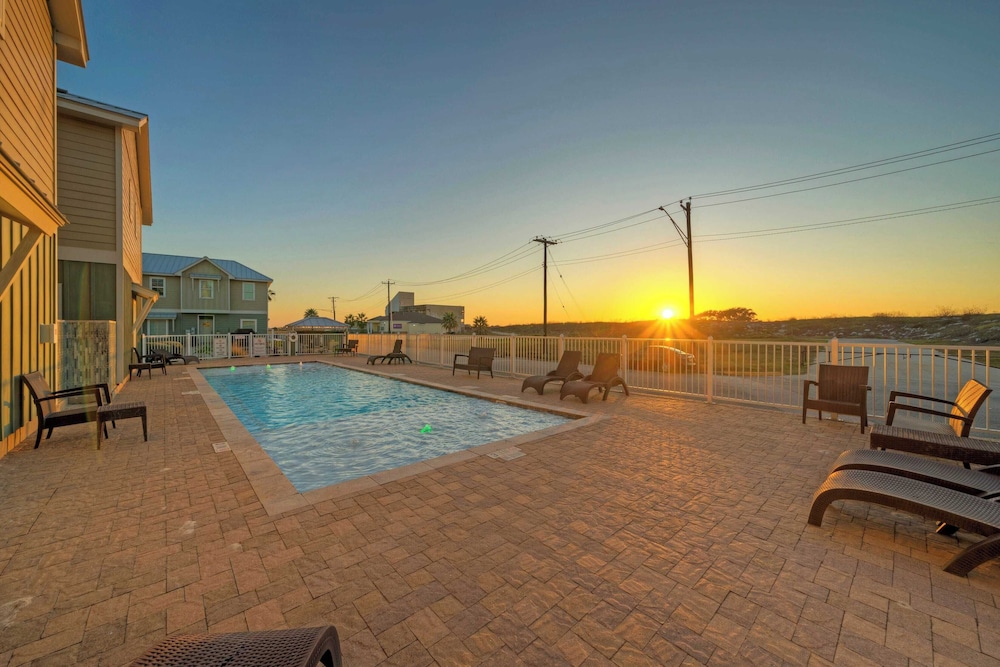 Ridley Retreat Community Pool Mins to the Beach Corpus Christi Port A in Corpus Christi, United States