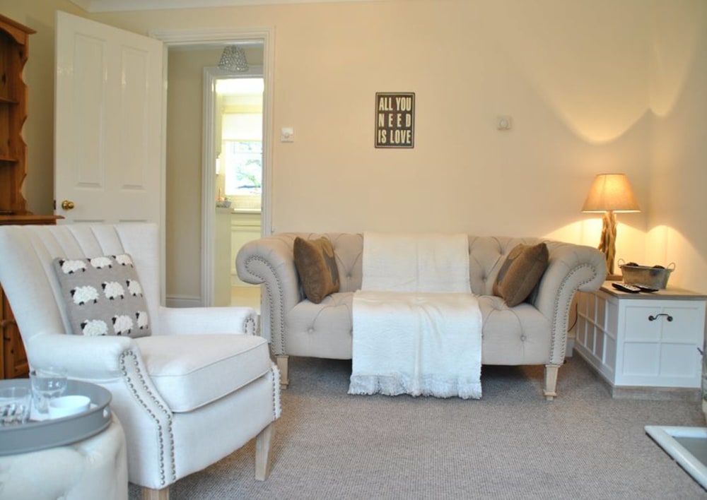 Garfield Place Cosy 2 Bedroom Cottage Central Windsor with Parking — 4-Star Luxury Hotel in Windsor, United Kingdom