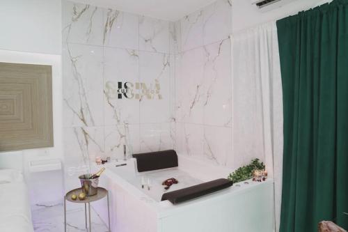 Sisina Luxury Room Jacuzzi & Piscina — hotel in Portici
