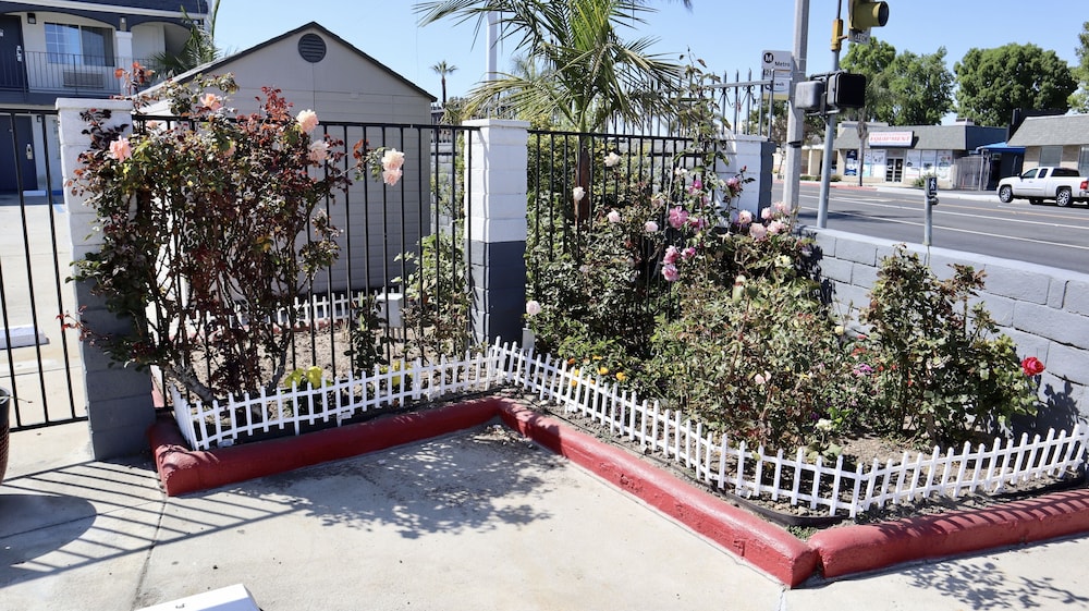 Value Inn Bellflower - photo 22