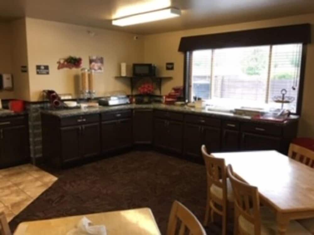 Colstrip Inn & Suites - photo 2