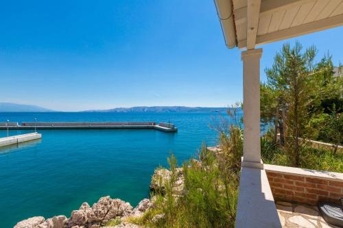 Traumhaftes Apartment direkt am eigenen Strand mit privatem Balkon Meerblick Klima WiFi — 4-Star Luxury Hotel in Novi Vinodolski, Croatia