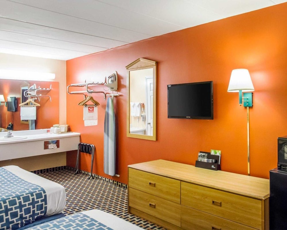 Econo Lodge Franklin Springboro - photo 15
